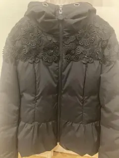 スーパービューティー40 花ビジュー付きブラックダウンジャケット　人気オススメ