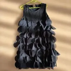 黒いフリルノースリーブワンピース