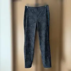 花柄スキニーリバーシブルストレッチパンツ （裏面　無地の黒）