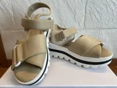 ベージュ ストラップ付き厚底サンダル