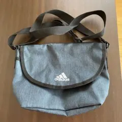 アディダス　斜めがけバック　紺色（男女兼用）