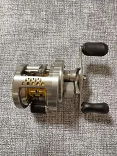 【美品】シマノ カルカッタコンクエスト200DC リール 専用ケース付き シマノ(SHIMANO) 14カルカッタコンクエスト 200RIGHT ○完売しま