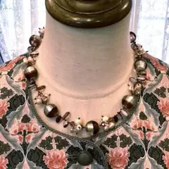 ワインとシルバー色のバイカラーグラスと淡水パールのネックレス