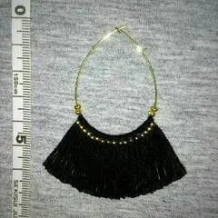 フリンジ タッセル フープピアス ゴールド ブラック スタッズ