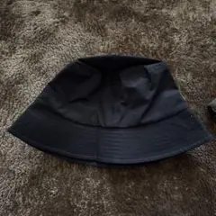 黒のナイロンバケットハット