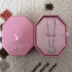 Ariana Grande x Swarovski ペンダント