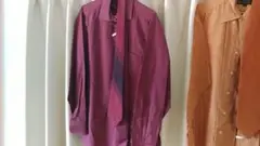 紫とえんじの中間色の長袖シャツとネクタイセット