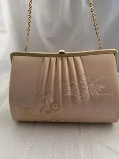 ベージュ プリーツデザイン クラッチバッグ