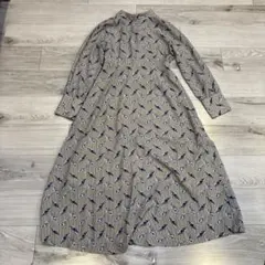 ストライプとリーフパターンの長袖ワンピース
