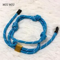 美品✨ ミュウミュウ コード ブレスレット ブルー ゴールド ロゴ ユニセックスのサムネイル