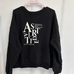 黒の長袖トレーナー 文字プリント