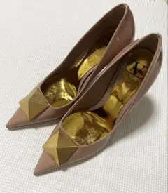 VALENTINO パンプス スタッズ エナメル ベージュ 36のサムネイル
