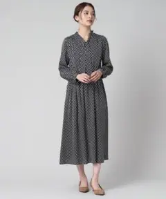 試着のみ　アンタイトル　通勤ジオメ柄ボウタイワンピース　ネイビー