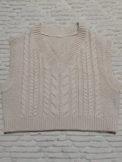 GU ニットベスト Sサイズ　アイボリー ケーブル編み