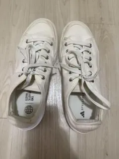 adidas × StellaMcCartney ホワイトキャンパススニーカー