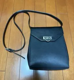 HARE ブラックショルダーバッグ フラップ付 ショルダーバッグ ハレ モードのサムネイル