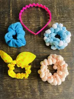 ヘアアクセサリーセット。　シュシュ、カチューシャ。