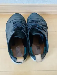 Clarks 黒のレザー製カジュアルシューズ