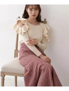 JILL by JILLSTUART ラッフルニット　肩出し　肩空き　フリルのサムネイル