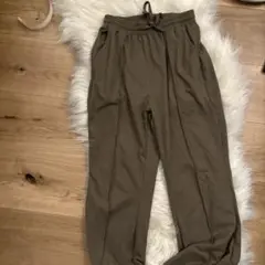 オリーブグリーン ジョガーパンツ