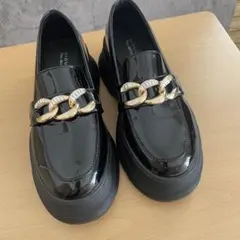 厚底ブラックローファー チェーン装飾付き