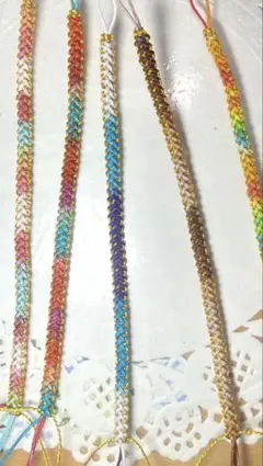 ハンドメイド マクラメ編みブレスレット（金糸×レインボー・天然石付き）