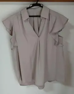 イング　フリル付きグレーシャツ