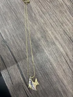 魚の形の金色ネックレス