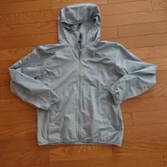 ユニクロ　メンズポケッタブルUVカットパーカ　グレー　M