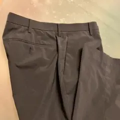 ユニクロ　黒のスラックス ボタン付きバックポケットW82 感動パンツ