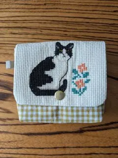フラップポーチ　ポーチ　ねこ　ハンドメイド　ハチワレ猫　猫