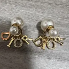 【最終値下げ】Dior パール ロゴ ピアス(両耳用) レディース