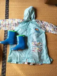 水色レインコートと青いブーツセット
