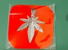 リーフ葉っぱデザインのマリファナペンダントトップ　色:シルバー