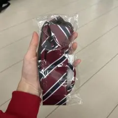 ワインレッドと白のストライプのネクタイ