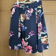 花柄　ネイビー　ベルト付き　フレアスカート
