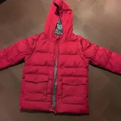 赤いフード付き中綿コート