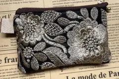 黒とメタリックのインド刺繍リボンミニポーチ