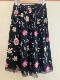 【ZARA】花柄刺繍 フレアスカート ブラック ひざ丈のサムネイル