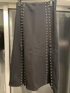 スタッズ付きスカート　黒色