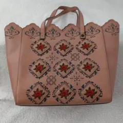 (3) axes femme 刺繍入りベージュレザートートバッグ