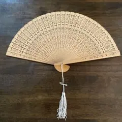 ♦️中国伝統工芸 透かし彫り 扇子 扇 マンモス 置物 飾り 団扇 骨董品 ♢中国 マンモス 透し彫り彫刻 扇子 扇？白檀 置物 飾り