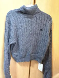 【新品未使用】ケーブル編みニットロゴ刺繍トップス