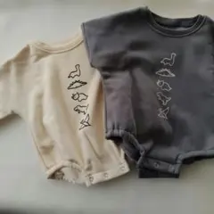 恐竜モチーフロンパース（ベージュ・グレー）