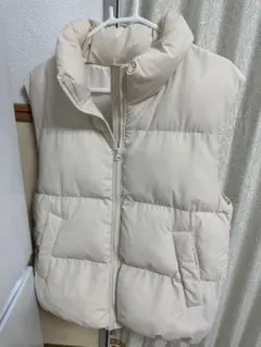 GU パフォーベスト　クリーム色 ダウンベスト ジッパー付き