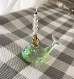 ハンドメイド　レジン　クジラストラップ