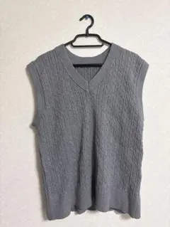 グレー ケーブル編み Vネック ニットベスト