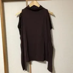 ジーヴィジーヴィ　ショルダーカットトップス