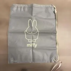 ミッフィーのデザインが施されたグレーの巾着袋