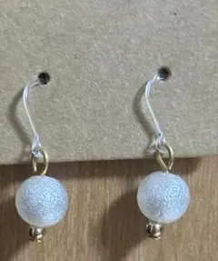 ホワイトビーズ フック式ピアス